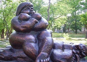 памятник женщине